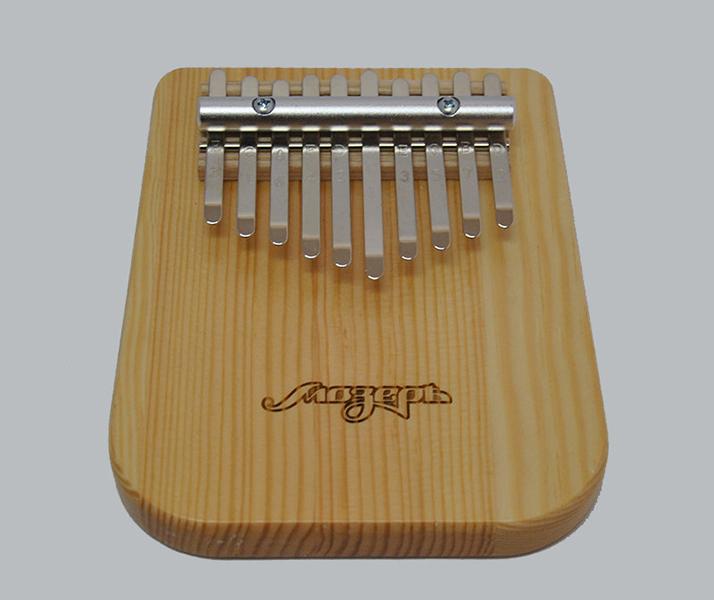 KMKm-1 Ducat РљР°Р»РёРјР±Р°, 10 СЏР·С‹С‡РєРѕРІ, РјР°СЃСЃРёРІ СЃРѕСЃРЅС‹, С‚СЂР°РїРµС†РёСЏ/РѕРІР°Р», РњРѕР·РµСЂСЉ